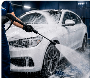 Pré-lavagem automotiva removendo sujeira do veículo.